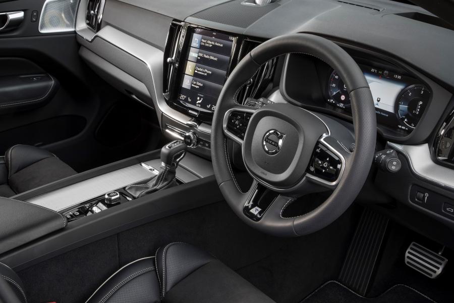 Интерьер Volvo XC60 D5 R-Deisgn 2017 года  (UK) (фото 12 из 82)